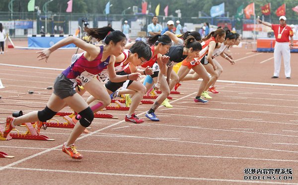 美国高中田径赛风波：跨性别选手三度夺牌特朗普禁令形同虚设